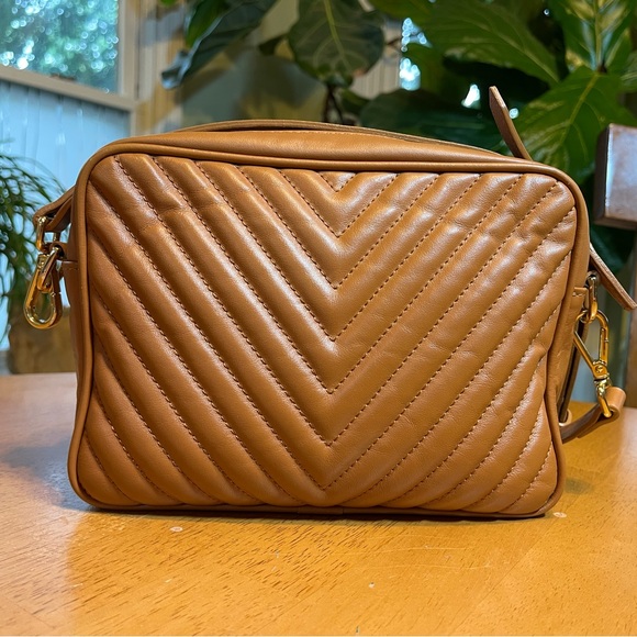 Quince Italian Leather  Quilted Crossbody Bag 6x8.5x3” Cognac  $229MSRP - Picture 7 of 14